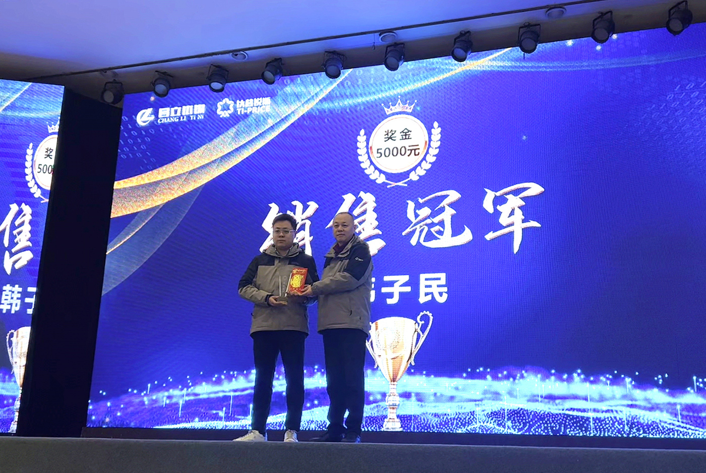 43281598.jpg c27edb5b-c4e8-41f0-8326-87e832fa625f.jpg